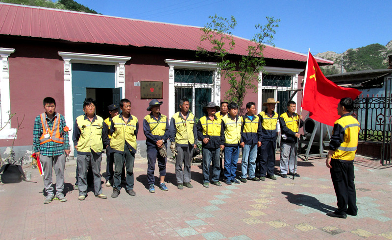 丹东工务段本溪桥隧车间党员“奉献日”活动