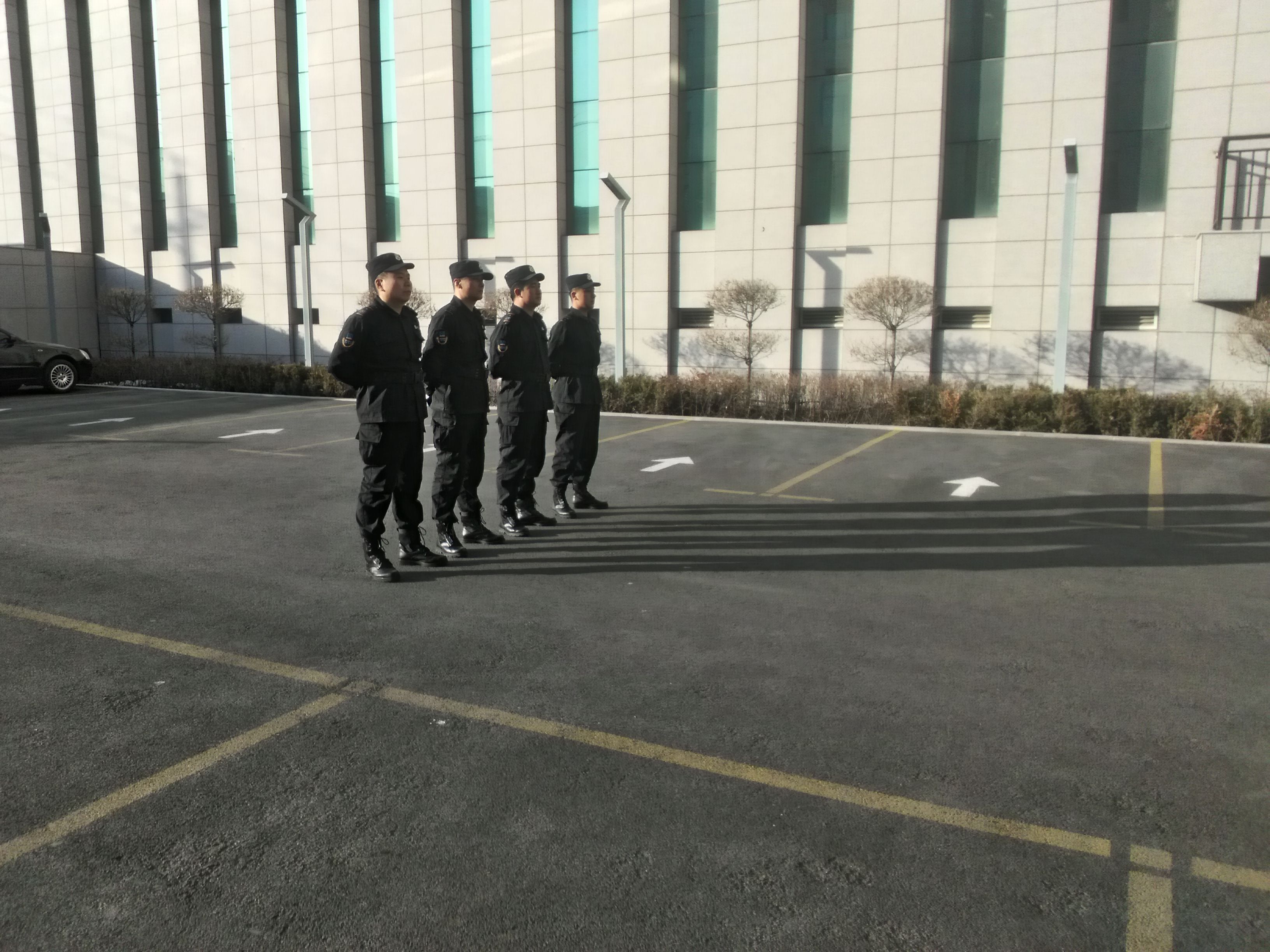 赞! 好保安拾金不昧。