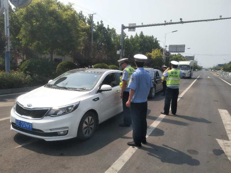 “迎双节 保平安” 威县交警在行动