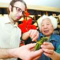 老外邀你來過節(jié)，跟爸爸一起免費(fèi)去包粽子嘍！